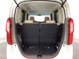 開口部も広く荷物の積み下ろしもしやすいお車となっております。シートの背もたれは5:5の割合で分割して可倒できるので、長いお荷物などを載せることもできます。