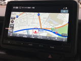 見やすい地図表示で、運転中の道案内をサポート。渋滞情報もリアルタイムで確認できます。初めての場所でも安心してお出かけください。