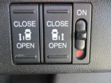 両側電動スライドドア