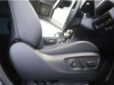 パワーシート搭載。微妙な調整が手軽に出来、最適なポジションで運転することが可能です。