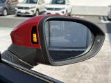 後側方の車両を検知し、ドライバーへ注意を促すレーンチェンジアシストを標準装備。