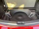 ラゲッジフロア下にサブトランクを備えています。散らかりがちな洗車道具や小物をすっきり整理して収納できるため、荷室を広く保ちやすく、日常の買い物から旅行まで幅広く活躍する実用的な設計です。