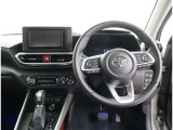 足元広々!快適な運転席回りです