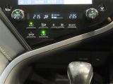 左右独立温度コントロールフルオートエアコンです。運転席、助手席それぞれで独立して温度設定ができます。冷え性の方が乗っても安心ですね♪