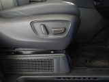 パワーシート搭載。微妙な調整が手軽にでき、ピッタリのポジションで運転することが可能です。