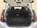 リヤシ-トを倒せば更に荷物を載せることができます。