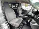 ゆったり座れる運転席です