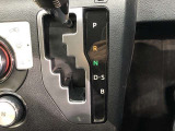 インパネシフトですので足元ひろびろ。運転しやすいですよ。