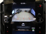 後方映像を11.6インチディスプレイに表示し、ステアリング連動ガイドラインが駐車をサポート。さらに後退時はリヤ4センサーが障害物を検知し、必要に応じてブレーキが作動します。