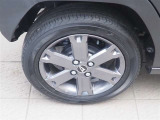 ダイハツ純正アルミホイール。タイヤサイズは、165/65R15