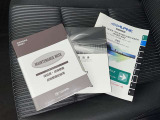 メンテナンスノート、取扱説明書ですね。 車の情報が凝縮されています。 車の整備記録が記載されている大事な物ですよ。