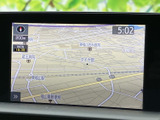 地図と道路の位置関係が画面いっぱいに表示され、目的地までの道筋を確認しやすいナビ画面です。時刻や縮尺も見やすく、初めての場所へ向かう際にも道順を把握する助けになります。