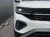 LEDマトリックスヘッドライト「IQ.LIGHT」。対向車や先行車を検知し、LEDを個別制御。まぶしさを抑えながら、夜間の視界をしっかり確保します。