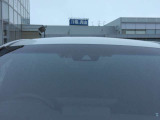 トヨタの先進予防安全パッケージを搭載!ミリ波レーダーと単眼カメラで歩行者や先行車を検知し、万が一の際の衝突回避支援(ブレーキ)をはじめ、車線逸脱警報やオートマチックハイビームなどしっかりと見守ります