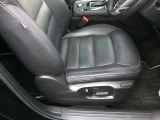 マツダは運転手中心の車つくりを行っております。上部に視認ゾーン、手が届く位置に操作ゾーンを配置し、運転に集中できるコックピットを演出しております☆