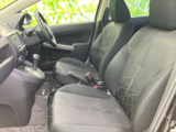 運転席と助手席が並び、座面と背もたれには落ち着いた色合いの柄があしらわれています。前方へ視線を向けやすい室内で、座ったときの見通しも確保。毎日の移動を快適に支える空間です。