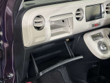 グローブボックス周り 運転席から中に収納した物をすぐに取り出せて便利です。