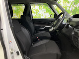 前席は落ち着いた色合いのシートで、運転席と助手席が並ぶ見通しのよい室内。窓からの視界も確保され、乗り込む方にも過ごしやすさを感じていただける空間です。