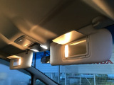 サンバイザーには、身だしなみを整える際に便利なバニティミラーが付いています。