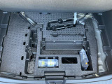 荷室下には工具類が入っています。