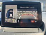 360度ビューカメラを搭載。4方の小型カメラの映像を処理し、車両真上からの映像に変換しています。