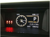 とっても見やすいメーターです。夜間時はラグジュアリーな気分にさせてくれる照明が魅力ですので、夜のドライブも楽しみになりますよ♪