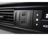 USBオーディオ用ソケットがついていますので携帯電話などを接続すれば音楽等の再生が可能です!充電用ソケットもございます!