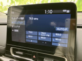 FMラジオの周波数や登録局が一覧で表示され、選局状況をひと目で確認できます。画面上で操作内容を把握しやすく、普段の移動中もお好みの放送局を選びやすいのが便利です。