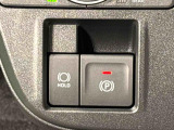 指先だけで簡単に操作が可能な電動パーキングブレーキを採用。「HOLD」スイッチを押すと、渋滞や信号待ちなどでブレーキペダルから足を離しても、ブレーキを保持するので安心です
