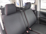 フロントは助手席と繋がったベンチシートで、運転席は高さが調整できるハイトアジャスター付きです。また、ハンドルも高さの調整が出来るチルトステアリングです