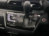操作が簡単なシフトレバーですのでストレスなく運転が出来ますよ!