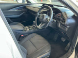 フロントシートは心地よいフィット感と程よいホールド性を両立。今までになく快適な運転を楽しめるマツダ自慢のシートです。