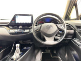 C-HRならではの見晴らしのよい前方視界で、快適なドライブをお楽しみいただけます。