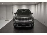 Jeep伝統の7スロットグリルが存在感ありますね。