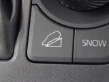 スイッチひとつで、降坂時の車速を低車速にキープして、安定走行に寄与する、ダウンヒルアシストコントロール(DAC)が装備されています。