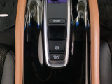 セレクトレバーの下に電子制御パーキングブレーキがあります。スイッチひとつで、停車した地点の傾斜などをシステムが検知・判断してブレーキ力を自動的に制御し、しっかり停車できるパーキングシステムです。