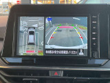 アラウンドビューモニターです。4つのカメラからの映像を合成・処理することで空から見下ろすような視点で周囲を確認でき、駐車時のクルマの位置確認がスムーズになります。