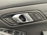 【メモリー機能付きパワーシート】運転手が代わってもボタン一つで設定ポジションに。常にご自身のドライブ設定が整います。