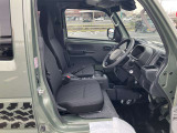 広く快適な運転席です。長距離運転も楽々ですよ!