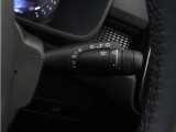 雨滴を自動感知して展開量を自動調整するレインセンスワイパーも標準搭載。突然のゲリラ豪雨や霧雨の続く中でのトンネル連続通過など、騒がしく手を動かす必要はもうありません。