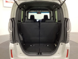 開口部も広く荷物の積み下ろしもしやすいお車となっております。シートの背もたれは5:5の割合で背もたれを可倒でき、前後のシートスライドもできるので荷室をひろげることができます。