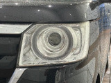 LEDヘッドライトは、点灯の瞬間から最大光量を発揮し、突然暗くなるトンネルなどでの安定感を高めます。