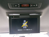 後席モニター付きで、多人数でのドライブも楽しくなりますね。お子様のいらっしゃるご家庭にも人気の装備です。