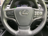 左右のスポークにスイッチがまとまり、運転姿勢を大きく変えずに手元から各種機能へアクセスできます。ボタンの配置が見渡しやすく、日常の操作にも便利です。