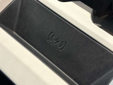 【ワイヤレスデバイスチャージング】ワイヤレス充電が可能になります。ケーブル接続のわずらわしさがなくなり、運転席周りもスッキリします。