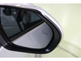 BSM搭載。並走車両が死角に入るとインジケーターが点灯。さらにウィンカーを出すと点滅します。BSMのシステムを活用し、バック出庫の際に左右から接近する車両を検知警告するRCTAも搭載しています。