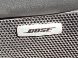 BOSEサウンドシステムを搭載。「良い音を出す」ではなく、その車種のごとに特徴を計算(車種専用設計)し、「反響音」を作り出すことによってどの座席でも自分中心で音が聴こえ、「心地よい空間」を作り出します。