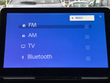 FM・AMラジオやテレビ、Bluetoothなどの音源が画面に一覧表示され、選びたい項目を把握しやすい構成です。文字とアイコンが見やすく、日常の音楽やラジオ利用に便利です。