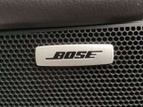 BOSEサウンドシステムを搭載。「良い音を出す」ではなく、その車種のごとに特徴を計算(車種専用設計)し、「反響音」を作り出すことによってどの座席でも自分中心で音が聴こえ、「心地よい空間」を作り出します。