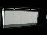 ◆スクリーンサンシェード◆リアドアに装備されています。日差しを和らげ、プライバシーの保護にも役立ちます。後部座席にお子様を乗車させるときも、ゆっくりお昼寝できます♪